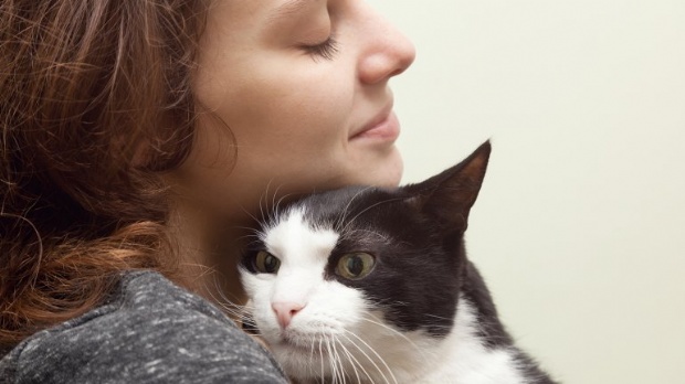 gato con mujer